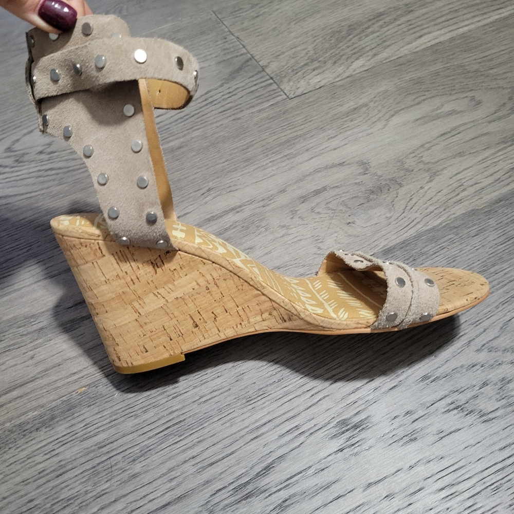 Used Dolce Vita suede sandals, size 9 - Picture 4 of 12